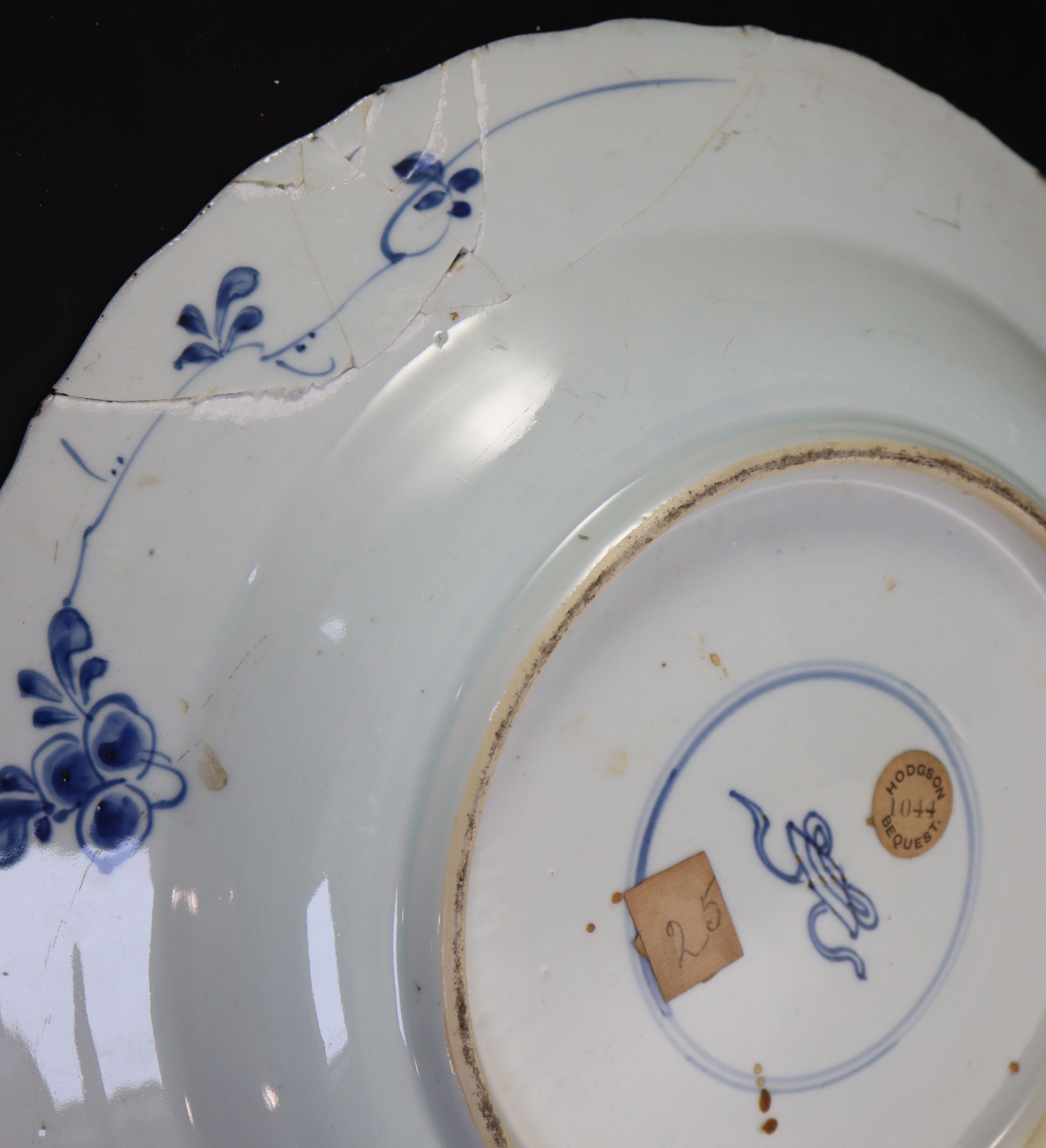 Two Kangxi Chinese blue and white export chargers, largest 39.5cm